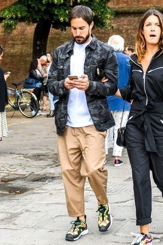 С чем носить темно-серую куртку-рубашку с камуфляжным принтом мужчине