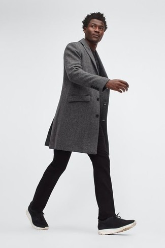 С чем носить темно-серую футболку с камуфляжным принтом мужчине