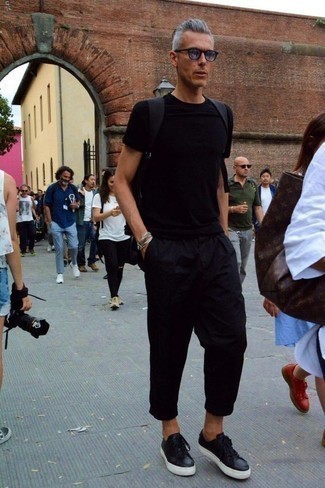 С чем носить темно-серый рюкзак из плотной ткани мужчине