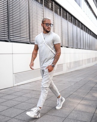 С чем носить темно-серые высокие кеды из плотной ткани мужчине