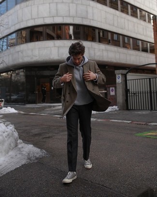 С чем носить темно-серые высокие кеды из плотной ткани мужчине