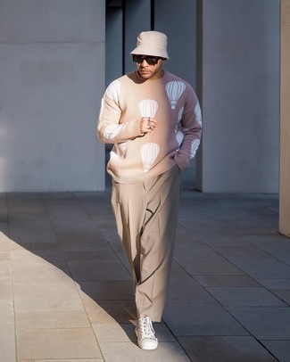 С чем носить темно-серые высокие кеды из плотной ткани мужчине