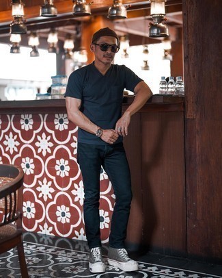 С чем носить темно-серые высокие кеды из плотной ткани мужчине