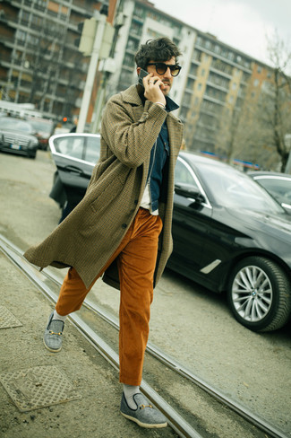 С чем носить темно-серые лоферы из плотной ткани мужчине