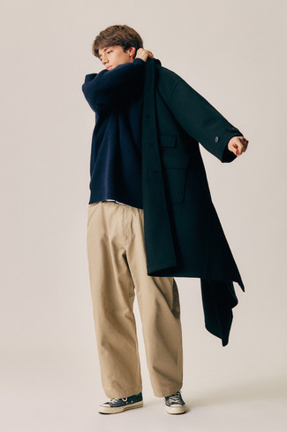 С чем носить темно-серые низкие кеды из плотной ткани мужчине