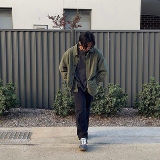 С чем носить темно-серые низкие кеды из плотной ткани мужчине