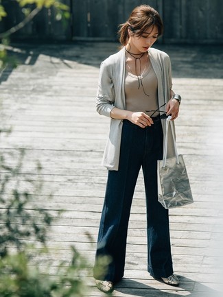 Какие ботильоны носить с темно-серым кардиганом