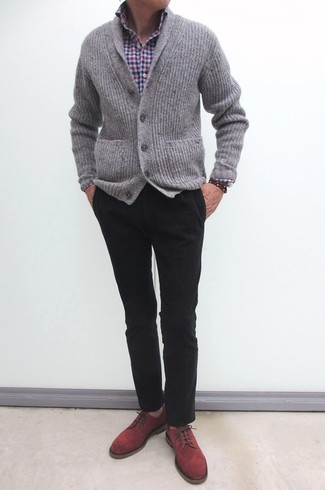 Как носить темно-серый кардиган с черными брюками чинос