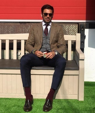 Какие пиджаки носить с темно-серым кардиганом мужчине