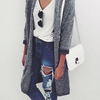 Как носить темно-серый кардиган с синими джинсами женщине