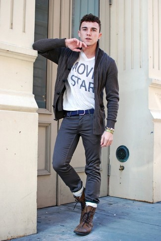 Как носить темно-серый кардиган с темно-серыми джинсами мужчине