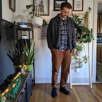 Какие брюки чинос носить с темно-серым кардиганом