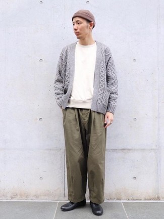 Какие брюки чинос носить с темно-серым кардиганом