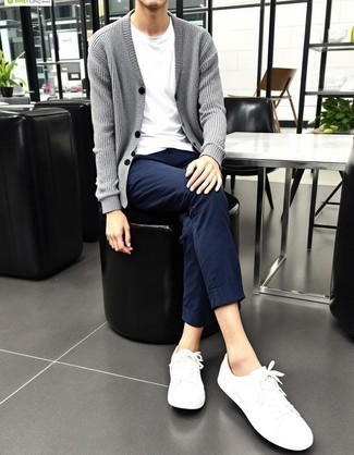 Какие брюки чинос носить с темно-серым кардиганом
