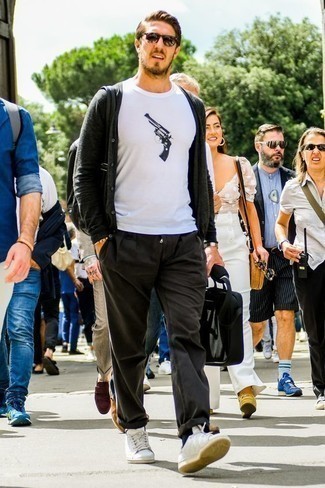 Какие брюки чинос носить с темно-серым кардиганом