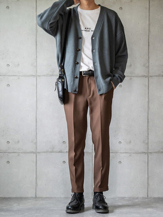 Какие брюки чинос носить с темно-серым кардиганом