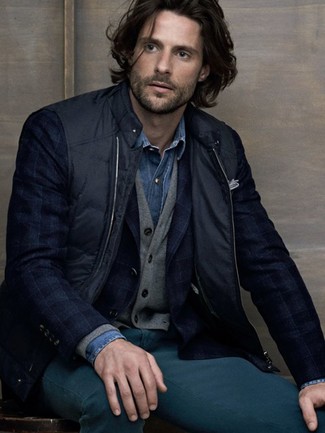 Какие куртки без рукавов носить с темно-серым кардиганом мужчине