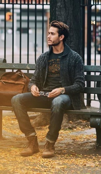 Как носить темно-серый кардиган с темно-синими джинсами мужчине