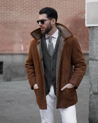 Как носить темно-серый кардиган с белыми брюками чинос