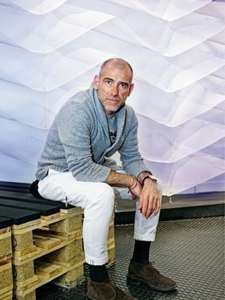 Как носить темно-серый кардиган с белыми брюками чинос