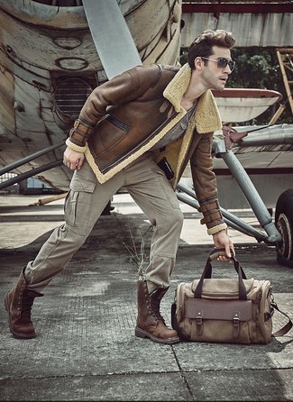 Какие повседневные ботинки носить с темно-серыми брюками карго