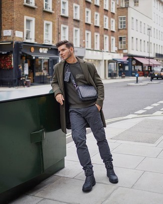 Какие повседневные ботинки носить с темно-серыми брюками карго