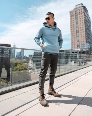 Какие повседневные ботинки носить с темно-серыми брюками карго