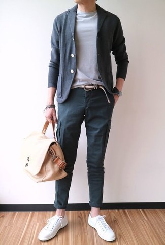 Какие низкие кеды носить с темно-серыми брюками карго