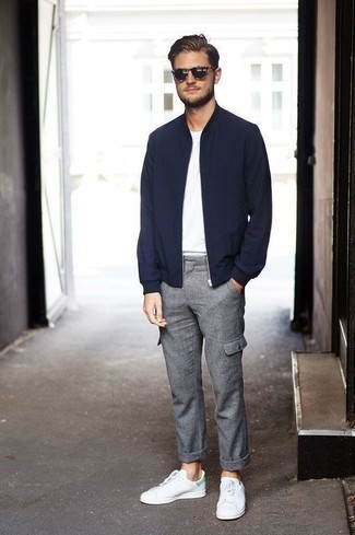 Какие низкие кеды носить с темно-серыми брюками карго