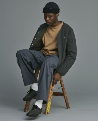 Какие низкие кеды носить с темно-серыми брюками карго