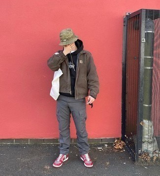 Какие низкие кеды носить с темно-серыми брюками карго