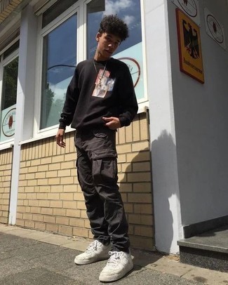 Какие свитшоты носить с темно-серыми брюками карго