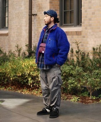 Какие свитера на молнии носить с темно-серыми брюками карго