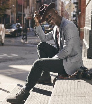 Какие пиджаки носить с темно-серыми повседневными ботинками мужчине