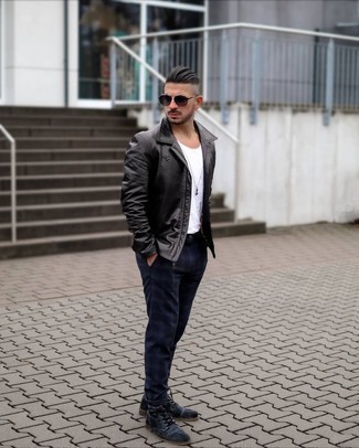 Какие брюки чинос носить с темно-серыми повседневными ботинками