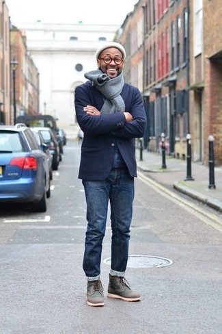 Какие джинсы носить с темно-серыми повседневными ботинками мужчине