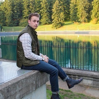 Какие джинсы носить с темно-серыми повседневными ботинками мужчине