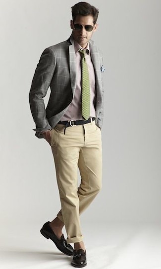 Как носить темно-серый пиджак в клетку с черными кожаными лоферами мужчине