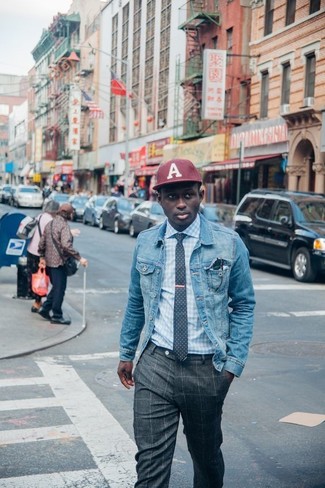 С чем носить темно-серые классические брюки в клетку мужчине