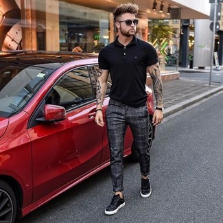 С чем носить темно-серые классические брюки в клетку мужчине