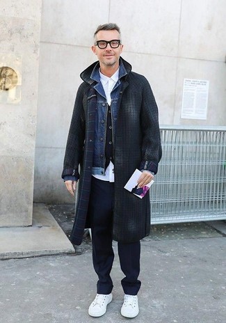 Как носить темно-серое длинное пальто в клетку с черными брюками чинос