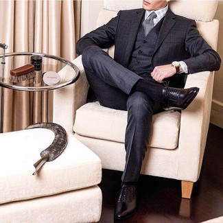 С чем носить темно-серый костюм-тройку в клетку