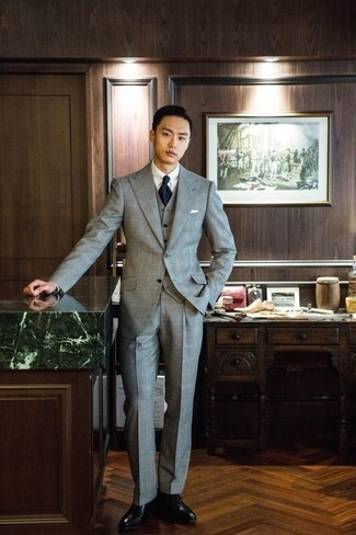 С чем носить темно-серый костюм-тройку в клетку