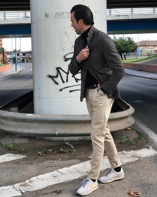 Как носить темно-серый шерстяной пиджак в клетку с бежевыми джинсами мужчине