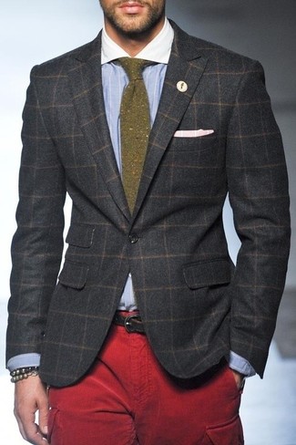 С чем носить темно-серый шерстяной пиджак в клетку мужчине