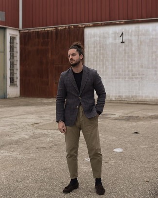С чем носить темно-серый шерстяной пиджак в клетку мужчине