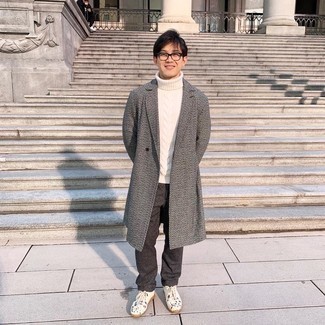 С чем носить темно-серое длинное пальто с узором зигзаг