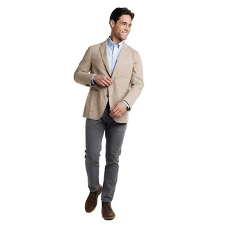 Как носить темно-серые брюки чинос с бежевым пиджаком