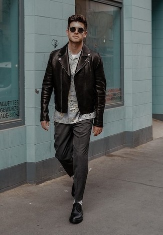 Какие косухи носить с темно-серыми брюками чинос