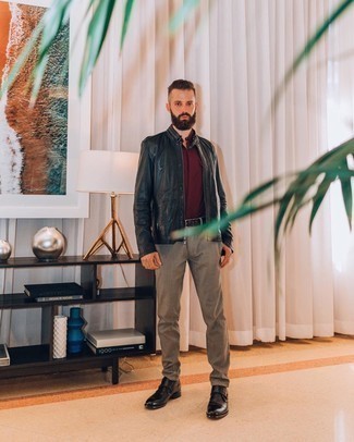Как носить темно-серые брюки чинос с черным кожаным бомбером